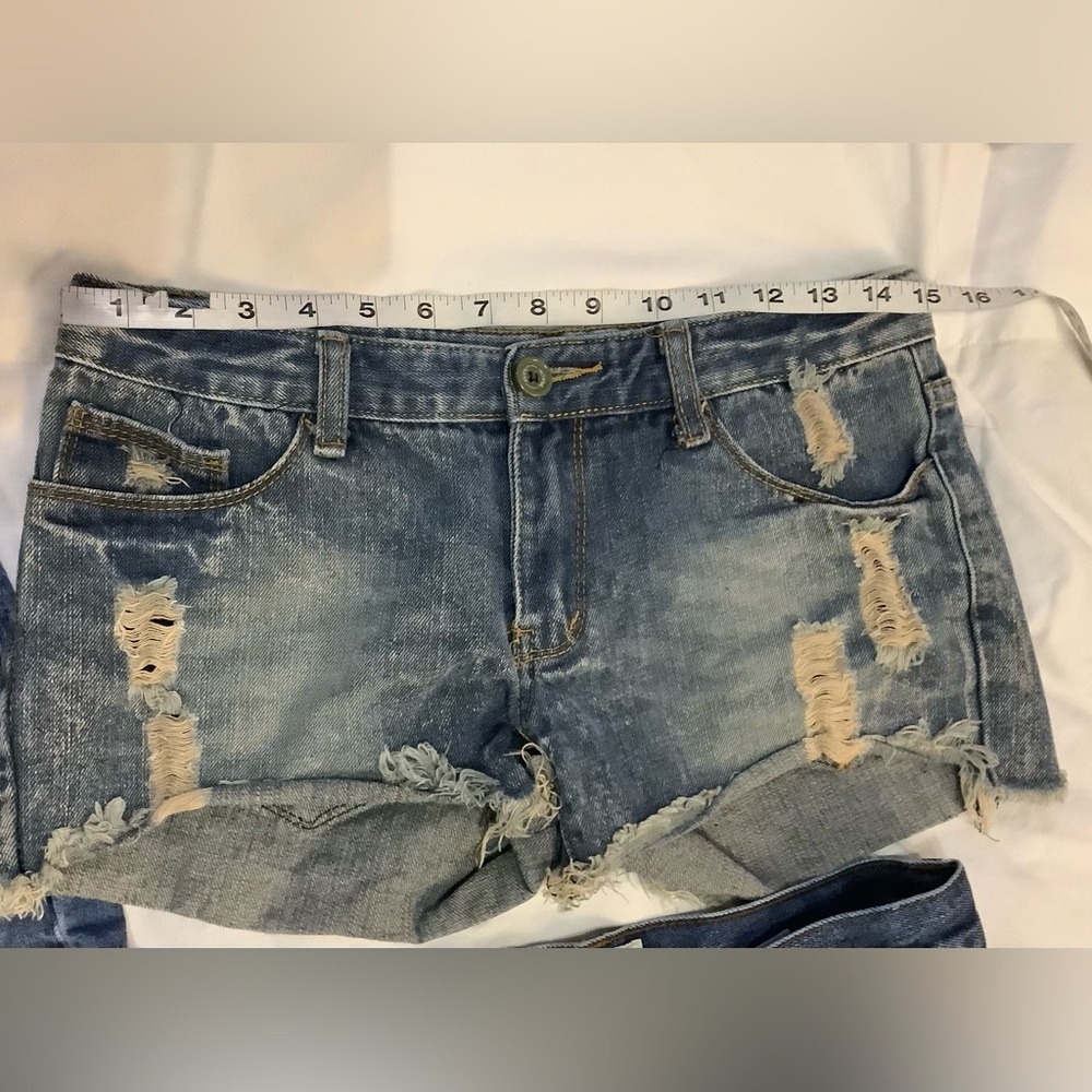 5 Pairs of Jean Shorts
All Shorts have the same Measurements